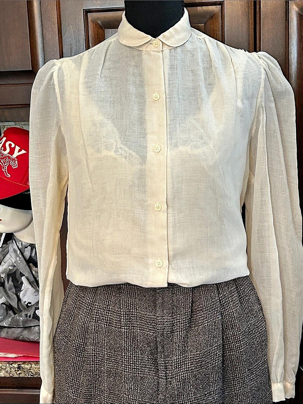 1970’s Emily Sz XS Ivory Peter Pan Collar Button Front Blouse